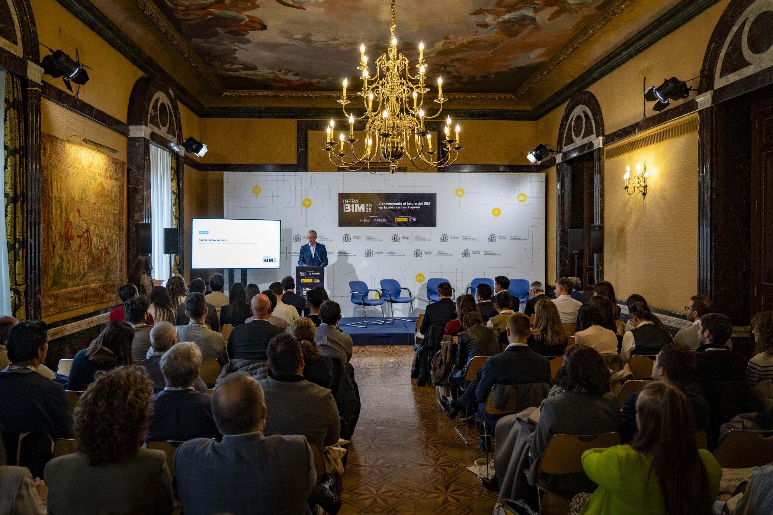 Un centenar de asistentes durante una de las mesas redondas de InfraBIM2025